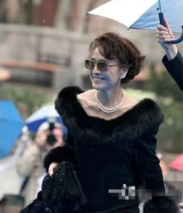 栗原小卷简介 年轻时的照片太漂亮了:终身未嫁只为一个人