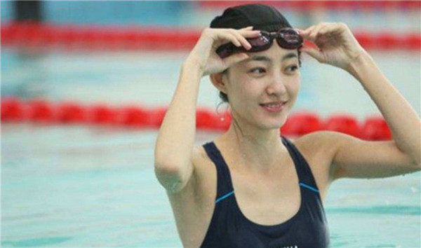 王丽坤星跳水立方露卫生巾 素颜女神跳水活动没刮腋毛