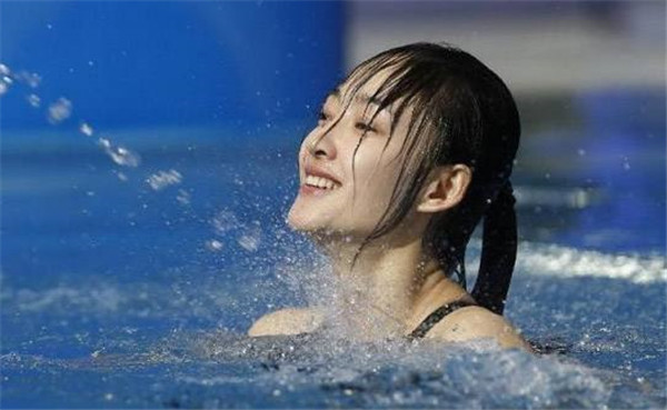 王丽坤星跳水立方露卫生巾 素颜女神跳水活动没刮腋毛