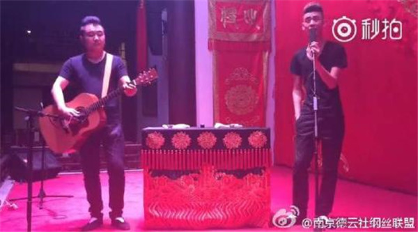 张云雷怎么从南京站摔下去的 说错话了?李欧个人简历资料