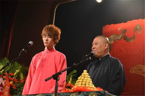 张云雷怎么从南京站摔下去的 说错话了?李欧个人简历资料