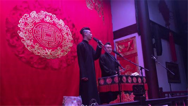 张云雷怎么从南京站摔下去的 说错话了?李欧个人简历资料