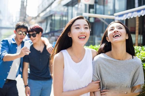 两对夫妻旅游途中同住一个标准间 两对夫妇旅游住同一间房太不自然了