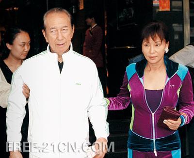 何超莲是赌王哪个太太生的 当街训斥?何超莲和四太关系怎么样