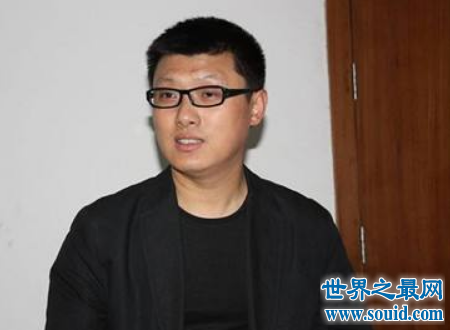 袁腾飞的个人资料简介 装了义眼?袁腾飞眼睛变得一大一小