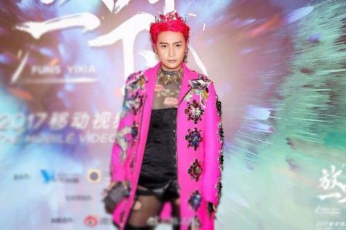 陈志朋为什么穿奇装异服 变成这样是被迫的被公司神秘组织控制威胁