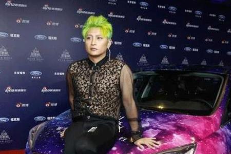 陈志朋为什么穿奇装异服 变成这样是被迫的被公司神秘组织控制威胁