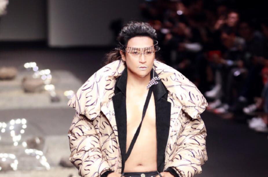 陈志朋为什么穿奇装异服 变成这样是被迫的被公司神秘组织控制威胁