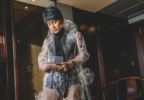 陈志朋为什么穿奇装异服 变成这样是被迫的被公司神秘组织控制威胁