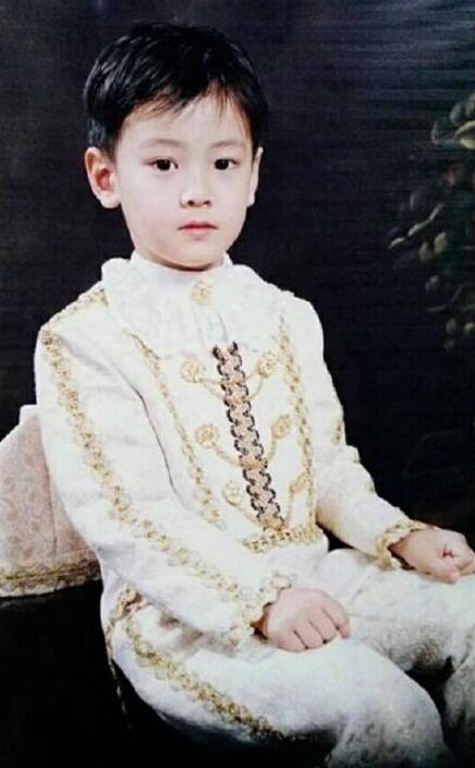 车银优为什么这么帅 小时候照片:脸蛋天才是天然帅哥