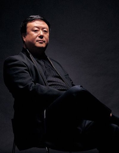 之后还导演过《凯旋在子夜》,《巾帼悲歌》,《走出沼泽》等,在导演