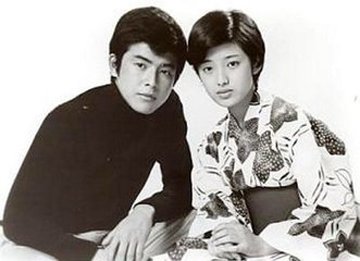 日本男明星三浦友和年轻照片 和妻子的婚姻生活多年如一