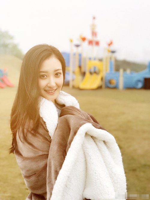 爆乳美女是什么意思 应该是d以上的级别吧