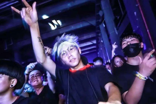 网上流行蹦迪什么意思 乐此不疲墙头遍地