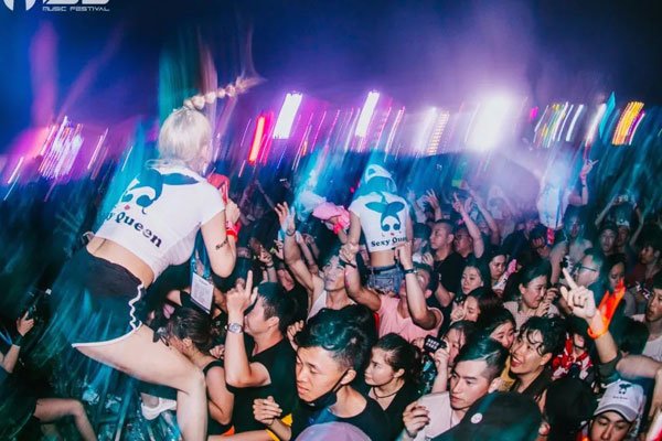 网上流行蹦迪什么意思 乐此不疲墙头遍地
