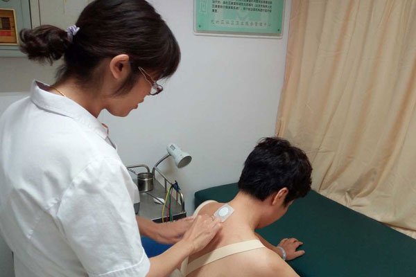 三伏贴贴敷部位图 一般都是贴在脖子后面