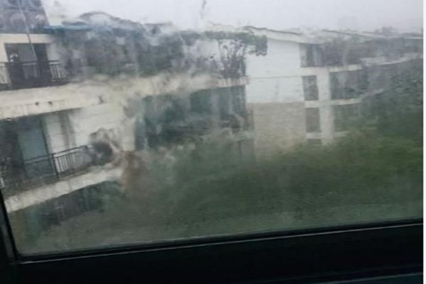 外面还在下暴雨,今天我们分开了什么歌 小学生歌曲万人模仿
