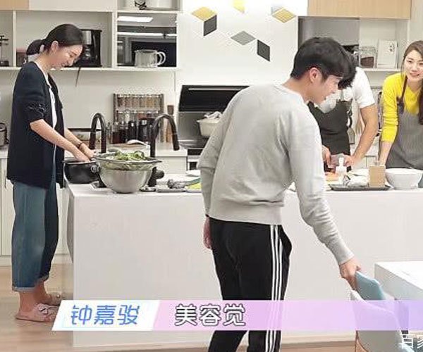 熊珍珍钟嘉骏现状 把观众们带入CP情感生活中了