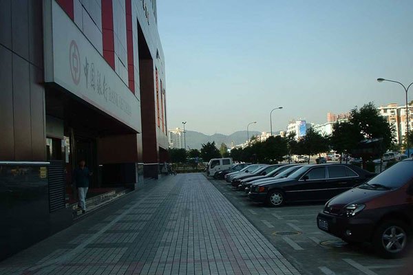 深圳中银大厦21楼灵异事件 为什么是红色的?辟邪