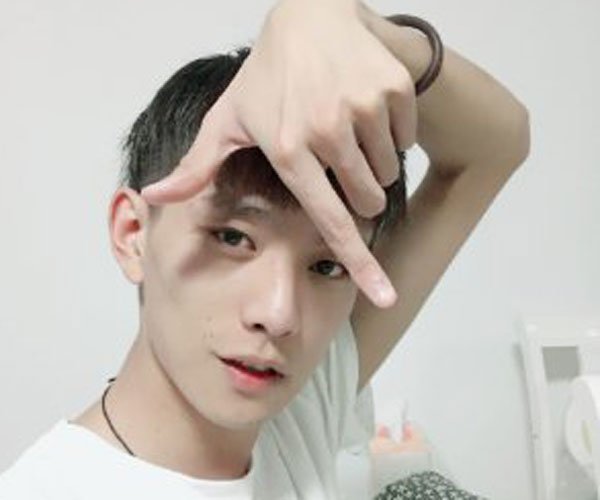 妖扬真名叫王敬轩 一个比较犯二的小男孩