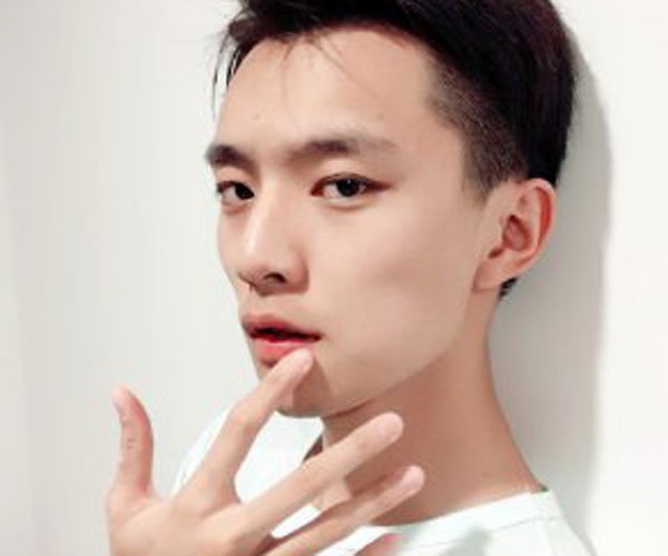 妖扬真名叫王敬轩 一个比较犯二的小男孩