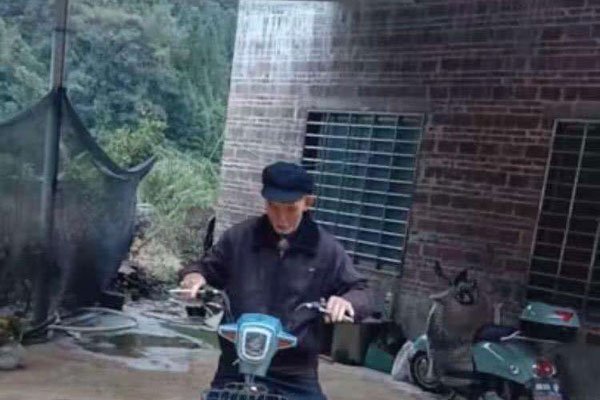 广西许华升家庭背景怎样 辍学开始小视频的拍摄