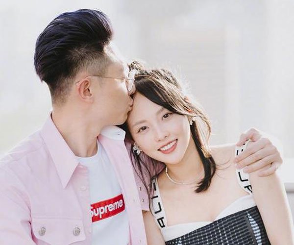 买超张嘉倪为啥不办婚礼 生两个儿子仍叫阿姨
