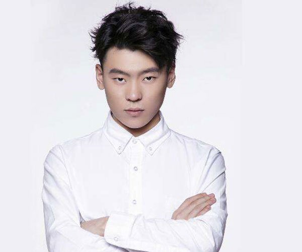 我成把完整的镜子打碎什么歌 隔壁老樊作词作曲演唱全是一个人