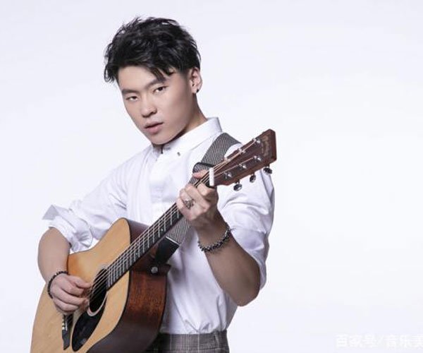 我成把完整的镜子打碎什么歌 隔壁老樊作词作曲演唱全是一个人