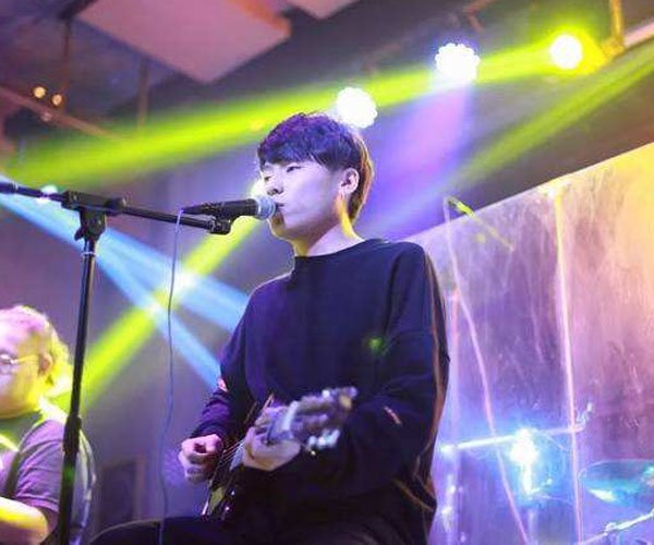 我成把完整的镜子打碎什么歌 隔壁老樊作词作曲演唱全是一个人