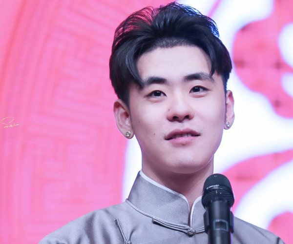 张云雷南京站台摔下去是什么原因 可能是因为酒精过度
