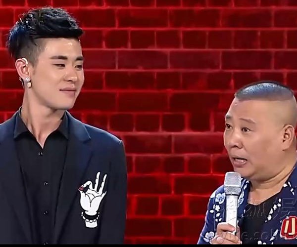 张云雷南京站台摔下去是什么原因 可能是因为酒精过度