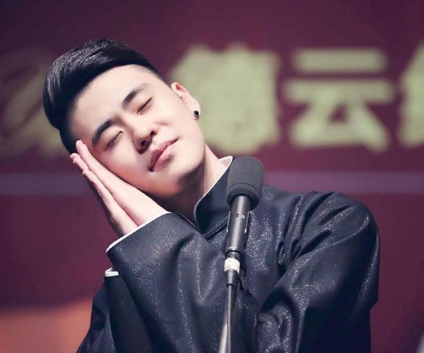 张云雷南京站台摔下去是什么原因 可能是因为酒精过度