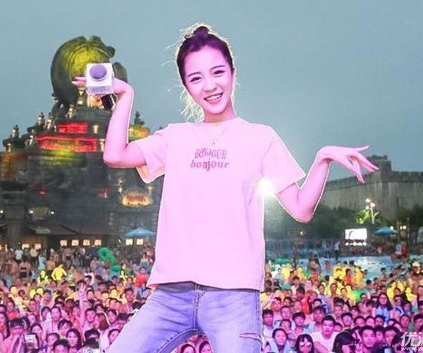 抖音黎明前的黑暗女生翻唱版 她的声音比较纯净