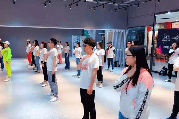 抖音哎呀呀哎呀呀大家跟我一起来是什么歌曲 迎合大众的口味