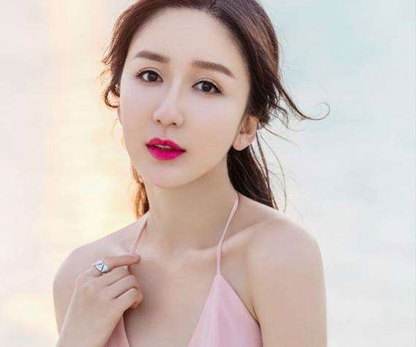 娄艺潇这脸完全变形 娄艺潇被认为打了玻尿酸