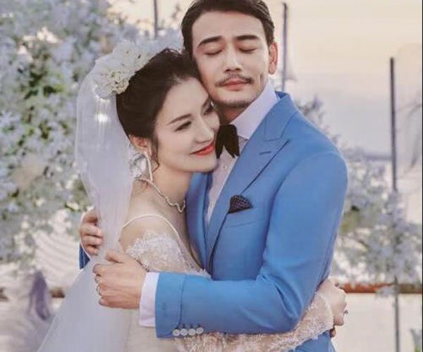 杨烁与王黎雯婚纱照 地点选在了湘西的红石林