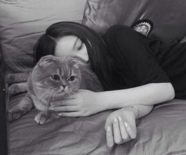 猫咪能不能和女生一起睡吗 睡在一起阴气会加重