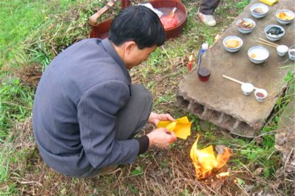 要多烧些纸钱 坟上压纸的讲究是觉得钱不够花