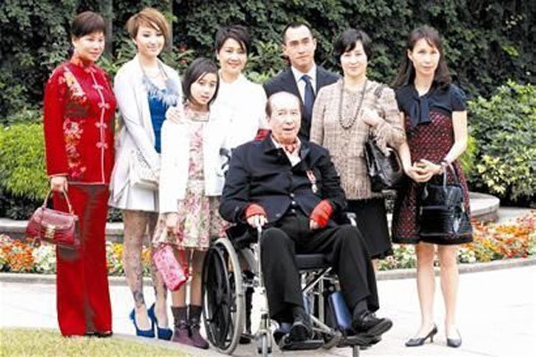 赌王何鸿燊78岁还能生孩子 四任太太17个孩子