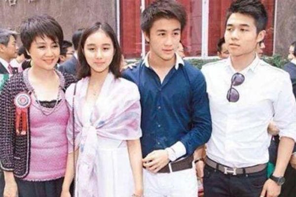 赌王何鸿燊78岁还能生孩子 四任太太17个孩子