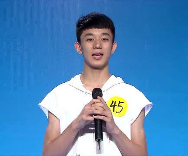 夏之光单眼皮变成双眼皮了 难道是整容了