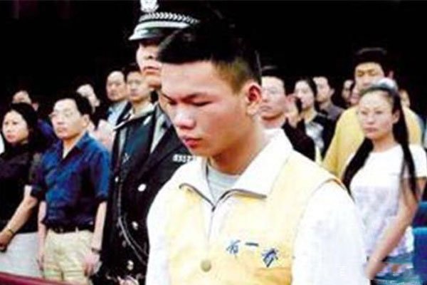 马加爵事件真实的起因及经过 宿舍一共住了几个人,重修了吗