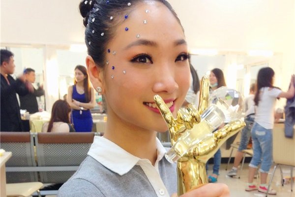 刘藤柔术尴尬凸起漏沟 隐身衣凸显私密处轮廓