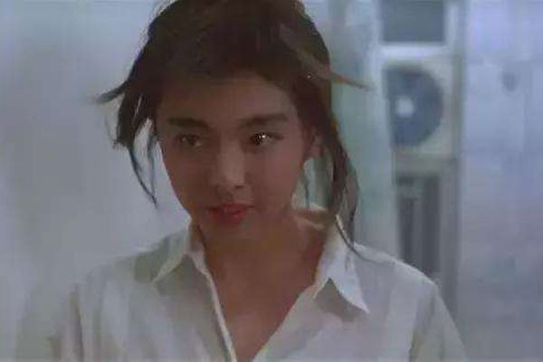 王祖贤后背纹身是真的吗 在影片中遭遇了什么