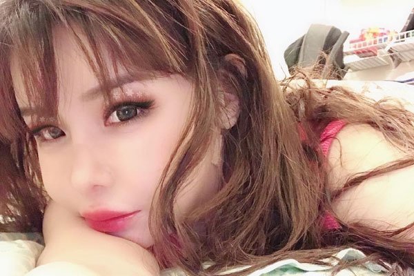 李栋旭朴春变脸事件始末 网友拼凑出她的脸部变迁史
