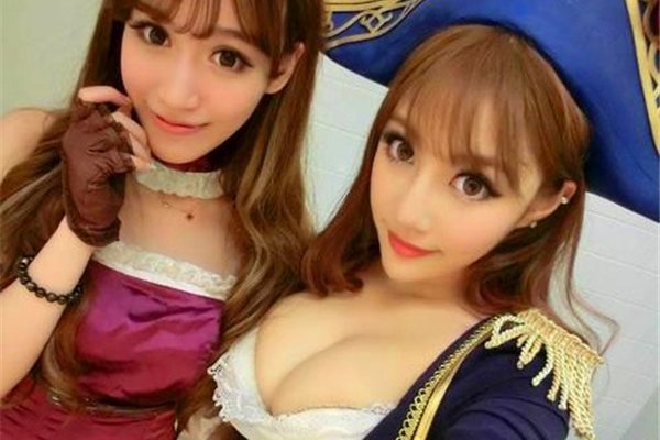 大胸妹子cos诱惑 女人追求的曲线永远都是S型