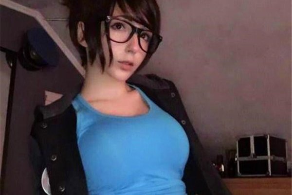 大胸妹子cos诱惑 女人追求的曲线永远都是S型