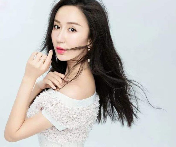 娄艺潇两腿为什么这么宽 腿部太瘦没有多的肉肉