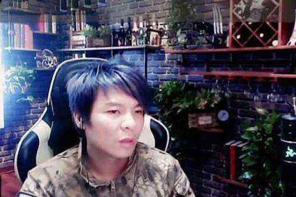 灵魂刀神1v9事件 打嘴炮的视频让他一战成名